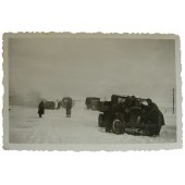 Técnicos de la Wehrmacht inspeccionan el camión soviético abandonado GAZ-AA 